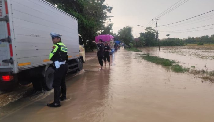 Jalan Trans Sulawesi Selatan Macet dan Sejumlah Rumah Didua Kecamatan Terendam Banjir