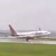 Hampir Tergelincir! Momen Mengerikan Batik Air Mendarat Miring di Tengah Hujan Lebat