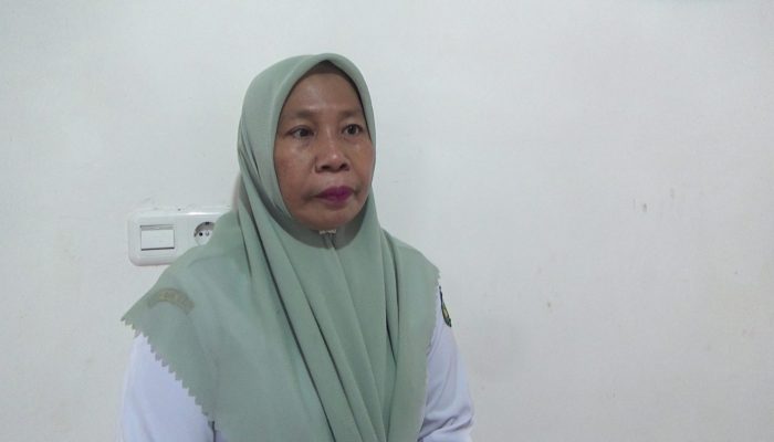 Jalan Tak Layak Pakai, Guru di Bastem Utara Terpaksa Menginap di Sekolah