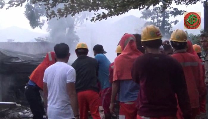 Di Tengah Asap Kebakaran, Solidaritas Karyawan PT BMS Hadir untuk Warga Tanarigella