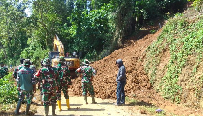 Peduli Bencana; PT BMS Turunkan Excavator Bersihkan Material Longsor