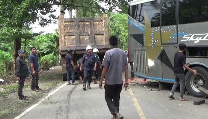 PT BMS Kerahkan Alat Berat dan Personel Bantu Evakuasi Bus Tabrakan di Perbatasan Luwu-Palopo