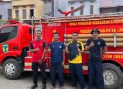 Sigap dan Tanggap! Petugas Damkar Luwu Bantu Warga Bersihkan Saluran Air yang Mampet