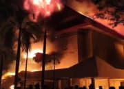 Amuk Massa di Makassar: Gedung DPRD Makassar dan Provinsi Dibakar, Dua Aparat Loncat dari Lantai 4 Tewas”