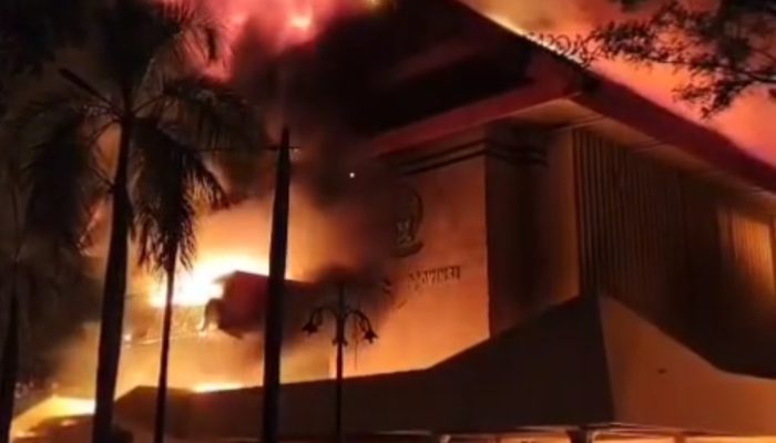 Amuk Massa di Makassar: Gedung DPRD Makassar dan Provinsi Dibakar, Dua Aparat Loncat dari Lantai 4 Tewas”