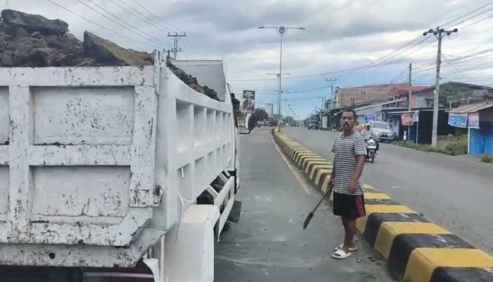 Diduga Jatuh dari Dump Truck, Material Galian C Bahayakan Pengendara di Luwu