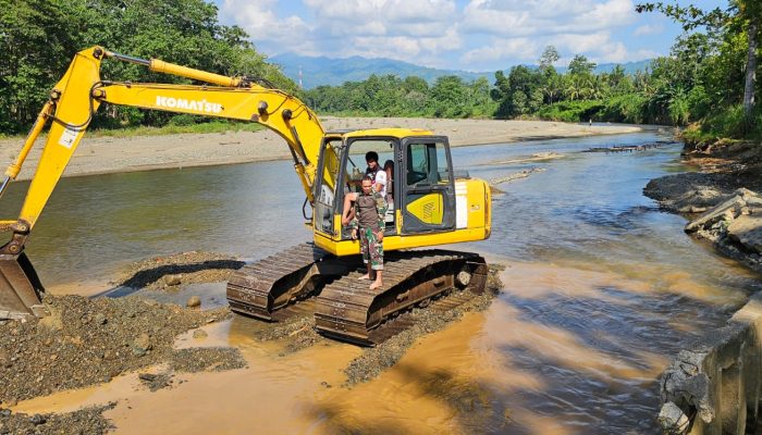 Bendungan Irigasi Tertutup Material, TNI dan Warga Selamatkan Sawah Petani Suli