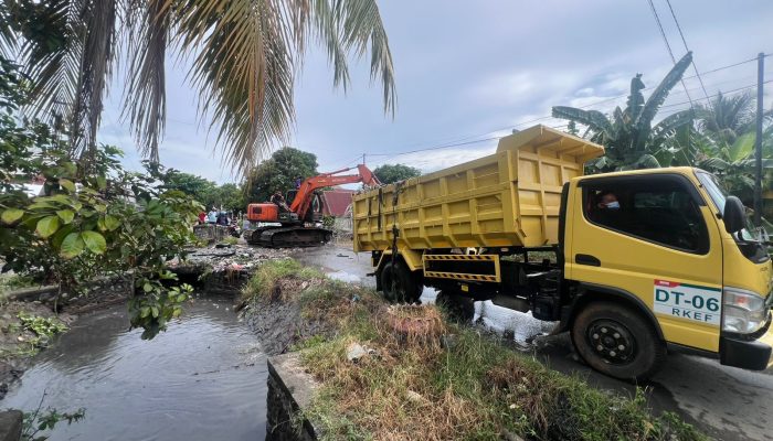 PT BMS Dukung Penuh Aksi Bersih Selokan Padang Sappa, Excavator dan Armada Dikerahkan