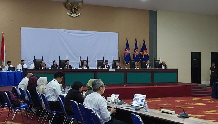 Di Balik Bunga Pinjol yang Sama: 97 Perusahaan Ternyata Bersepakat Diam-Diam