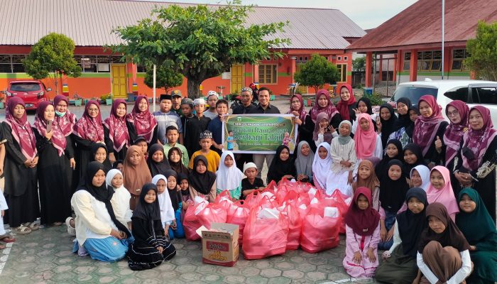 Siswa SDN 231 Padang Assempereng Berbagi Nasi Kotak dan Takjil, Tutup Kegiatan dengan Buka Puasa Bersama