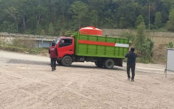 8 Kali Isi Tangki Sehari, Ismail Siram Jalan dengan 40 Ribu Liter Air