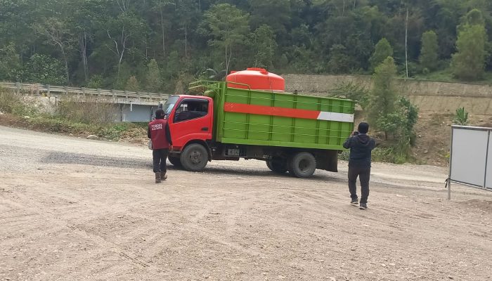 8 Kali Isi Tangki Sehari, Ismail Siram Jalan dengan 40 Ribu Liter Air