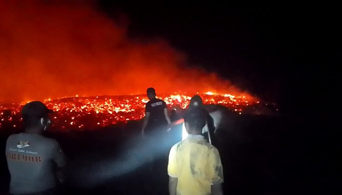 Kebakaran Limbah Kayu Belasan Hektare di Bua Luwu, Api Mendekati Permukiman Warga
